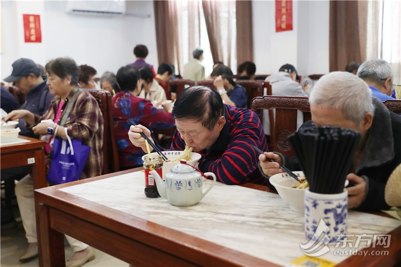 吃碗长命面、登高赏菊觅春色，重阳节沪上白叟如许过