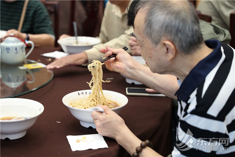 吃碗长命面、登高赏菊觅春色，重阳节沪上白叟如许过