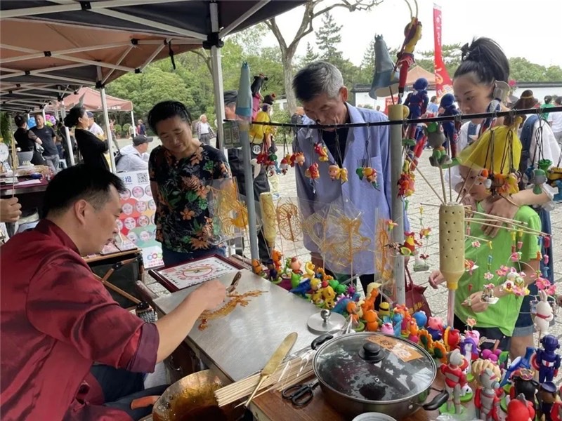 吃碗长命面、登高赏菊觅春色，重阳节沪上白叟如许过