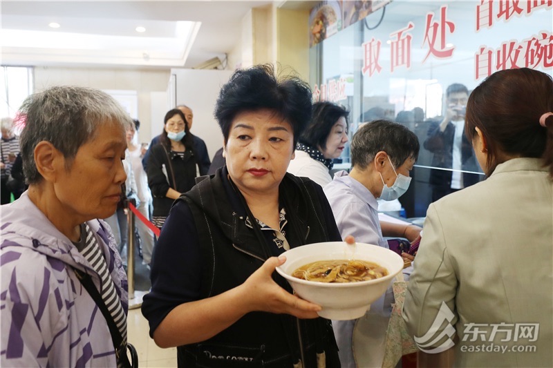 吃碗长命面、登高赏菊觅春色，重阳节沪上白叟如许过