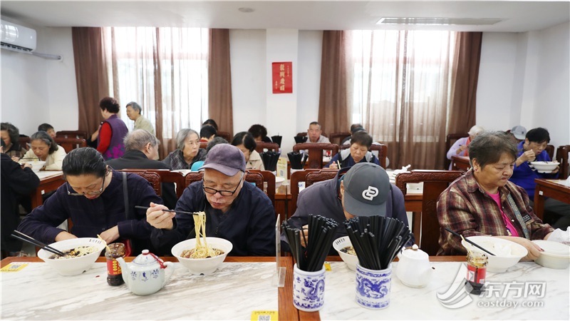 吃碗长命面、登高赏菊觅春色，重阳节沪上白叟如许过