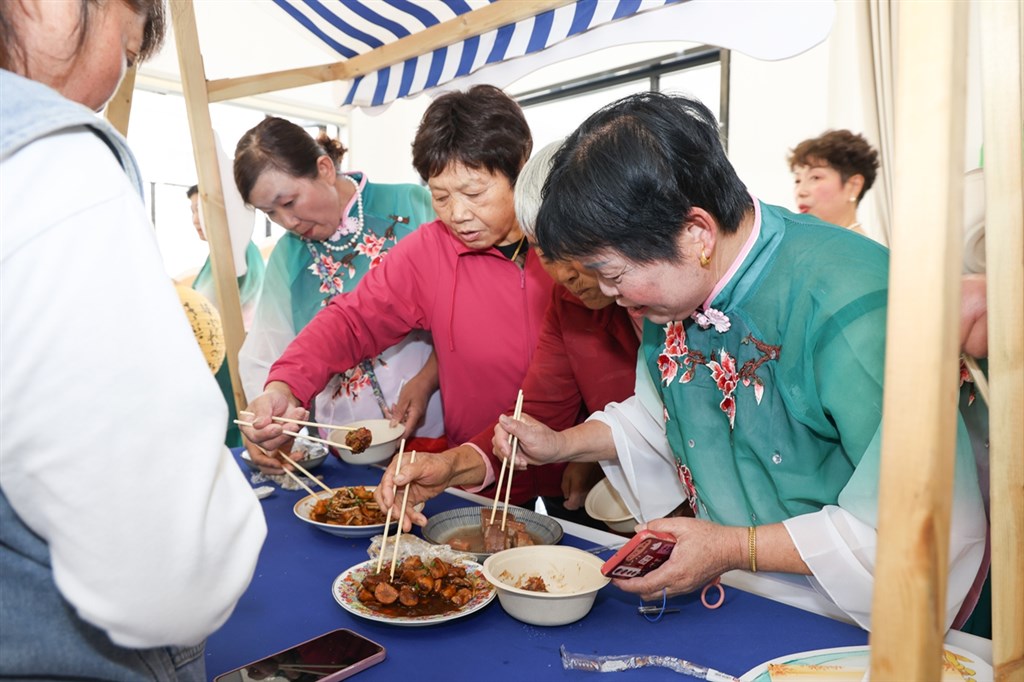 从文艺表演到社区服务 奉贤重阳勾当彰显敬老尊贤之美