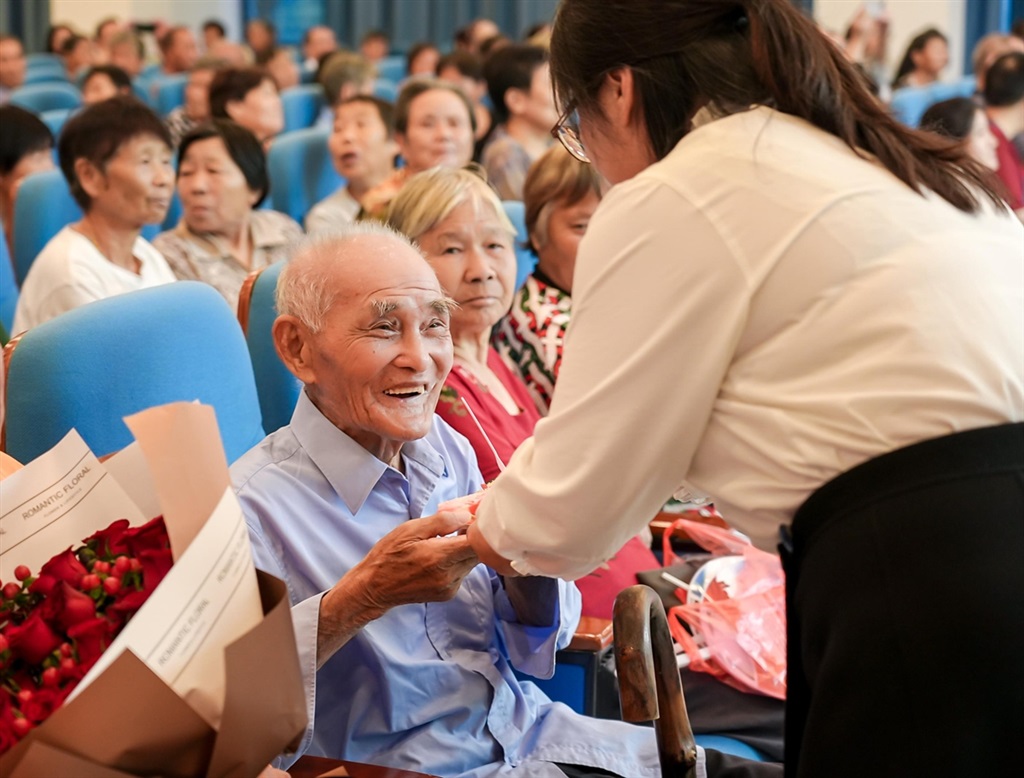 从文艺表演到社区服务 奉贤重阳勾当彰显敬老尊贤之美