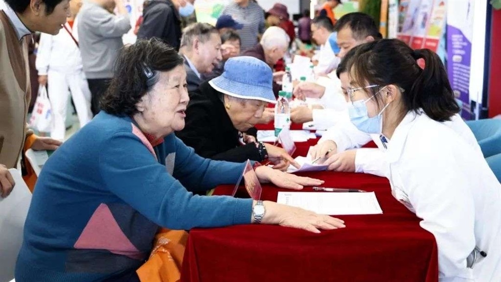 普陀桃浦举行康健糊口节，把康健服务送到住民“家门口”