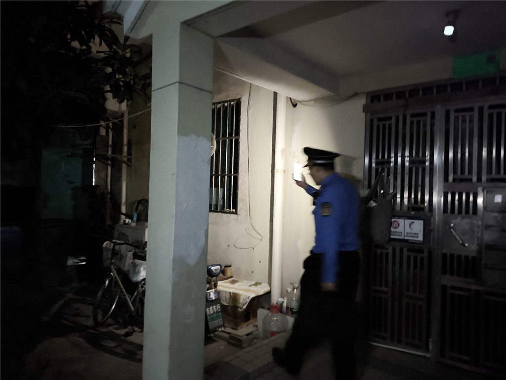 日夜放哨电瓶车飞线充电，闵行区梅陇镇全力守护小区住民平安