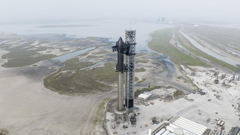 美国太空探索技术公司的新一代重型运载火箭“星舰”在位于得克萨斯州的基地等待升空。