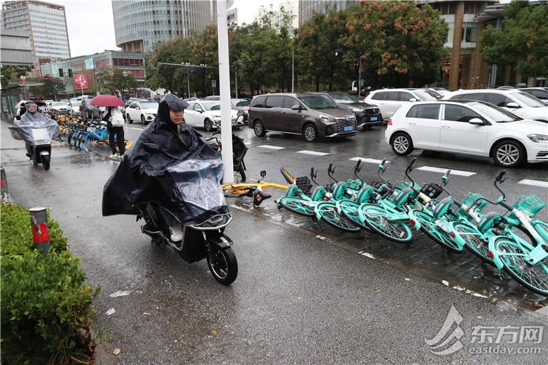 早岑岭你的伞阵亡了吗？今天累积雨量可达暴雨到年夜暴雨，夜里雨势削弱 | 组图