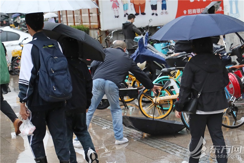 早岑岭你的伞阵亡了吗？今天累积雨量可达暴雨到年夜暴雨，夜里雨势削弱 | 组图