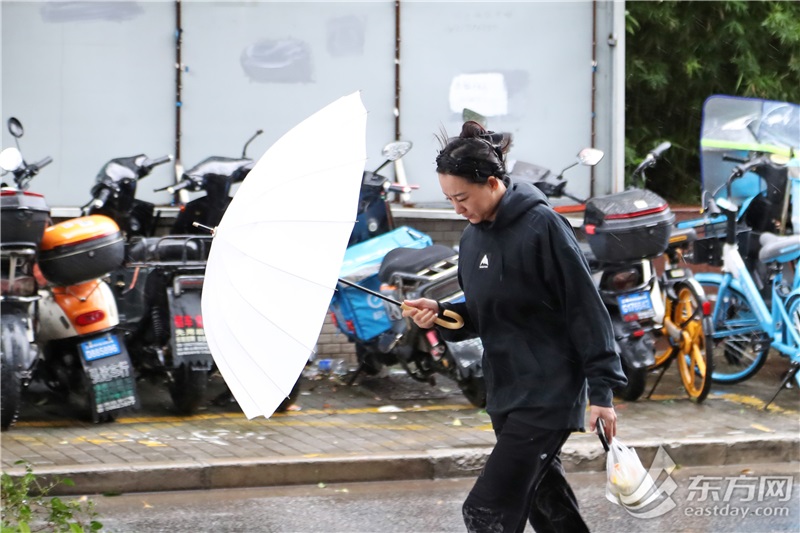 早岑岭你的伞阵亡了吗？今天累积雨量可达暴雨到年夜暴雨，夜里雨势削弱 | 组图