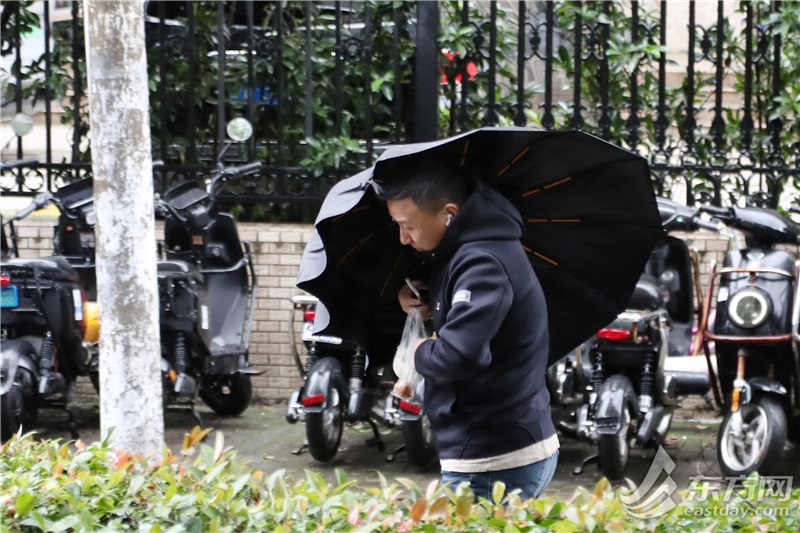 早岑岭你的伞阵亡了吗？今天累积雨量可达暴雨到年夜暴雨，夜里雨势削弱 | 组图