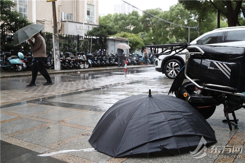 早岑岭你的伞阵亡了吗？今天累积雨量可达暴雨到年夜暴雨，夜里雨势削弱 | 组图