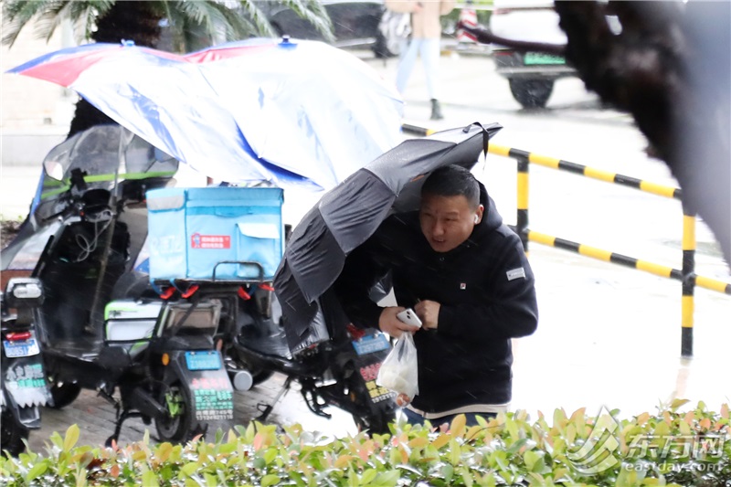 早岑岭你的伞阵亡了吗？今天累积雨量可达暴雨到年夜暴雨，夜里雨势削弱 | 组图