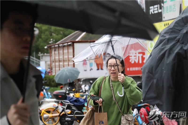 早岑岭你的伞阵亡了吗？今天累积雨量可达暴雨到年夜暴雨，夜里雨势削弱 | 组图