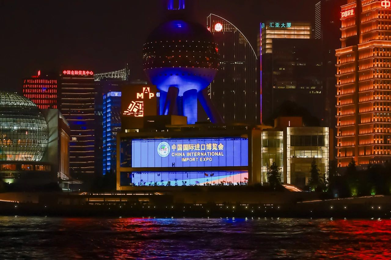 上海夜景灯光开启重年夜保障模式，国度会铺中间繁花似锦迎四方来宾