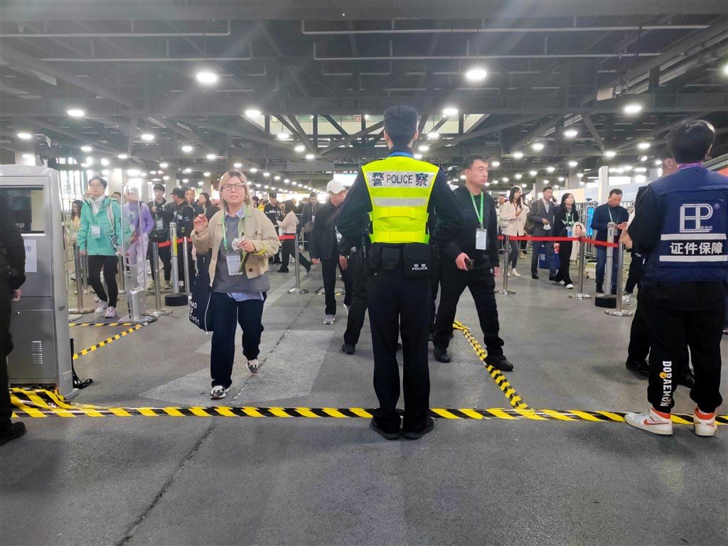 第七届入博会迎首个观铺岑岭日，上海警方多措并举确保通行有序