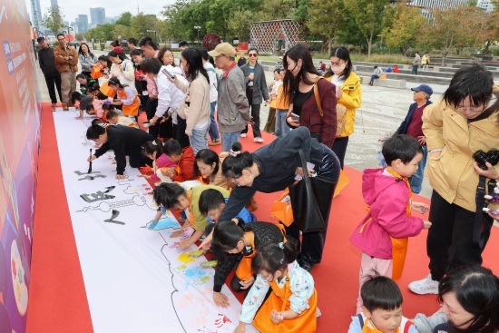 “初心建都会，童心绘出彩” 童趣绘画微旅行在沪举办