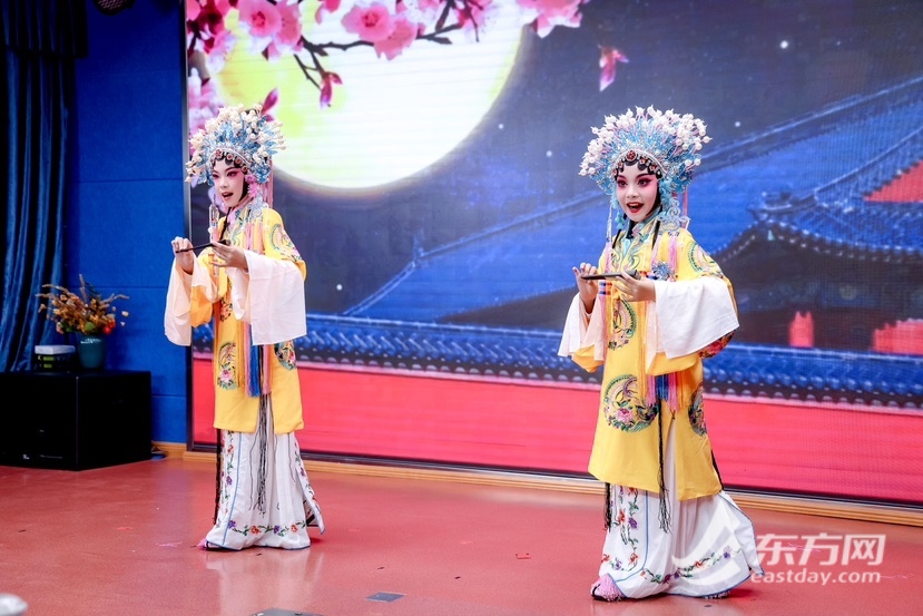 沪闽两地老年人交流学习功效 “年夜手牵小手”展现非遗魅力