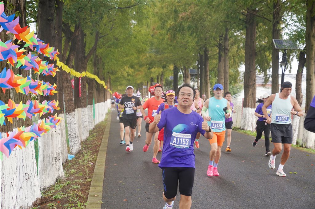 12个国度、3619名跑者“超过邻接路”&#xA0;2024沪浙墟落半程马拉松赛举办