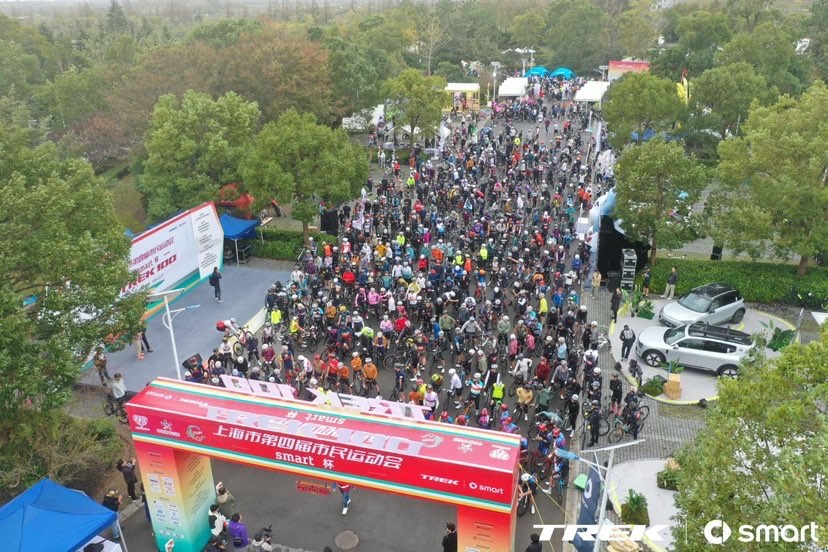 骑行感觉崇明风景，上海市第四届市平易近静止会“smart杯”TREK100自行车赛启幕