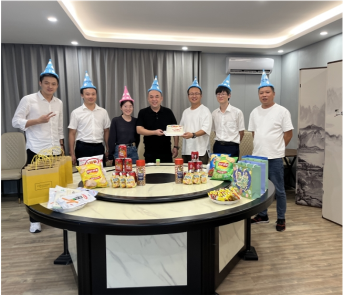 我为群众办实事，集体生日暖人心