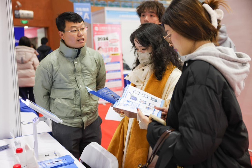 长三角雇用会在上海海事年夜学举办，企业拿出“不加班”福利、 “优才”规划吸引应届结业生