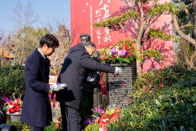 俞秀松纪念像撒土仪式在沪举行：山河如愿 烈士归家