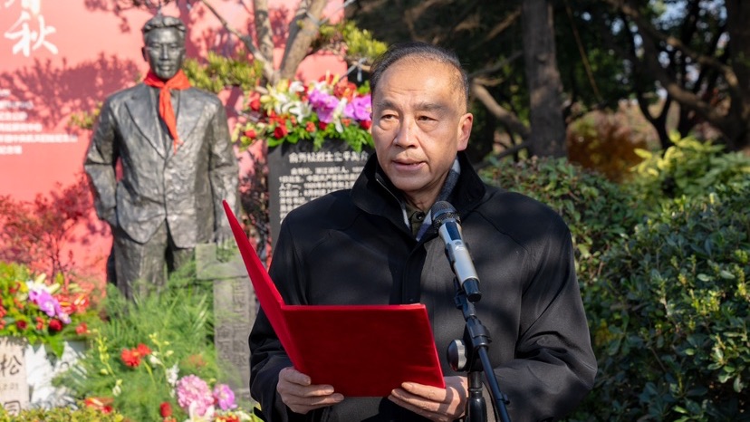 俞秀松纪念像撒土仪式在沪举行：山河如愿 烈士归家