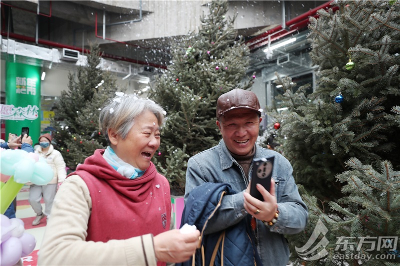 这里“局手下雪”啦！上海世博新年花市开放首日，年宵花“顶流”火爆售罄