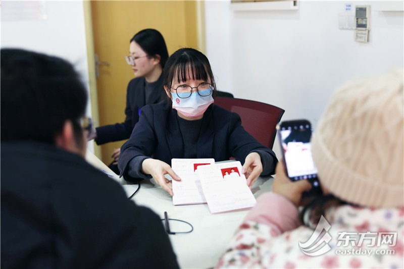 元旦佳节，申城新人甜美领证还学起了“非遗簪花”建造