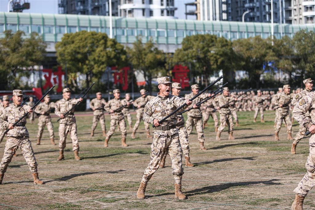 图片说明:官兵们正在进行应急棍术训练