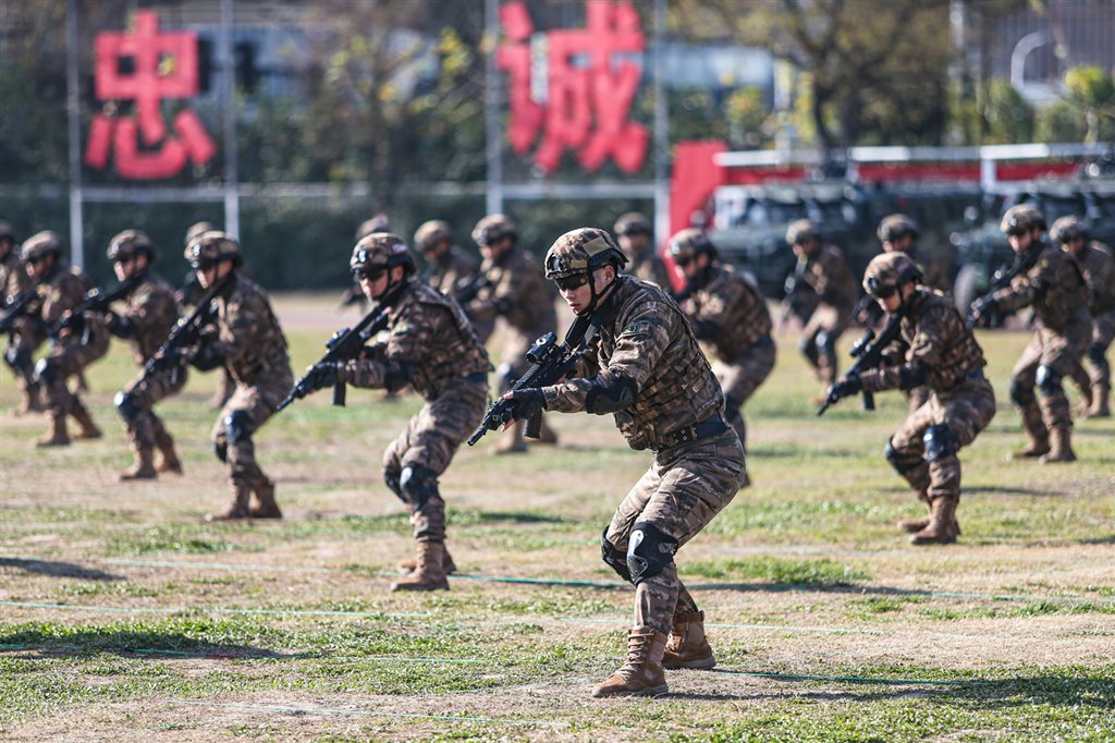 图片说明:特战队员正在进行战术队形训练
