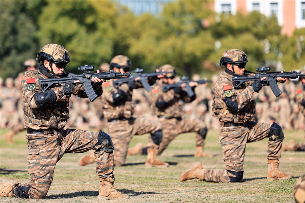 图片说明:特战队员正在进行战术基础动作训练