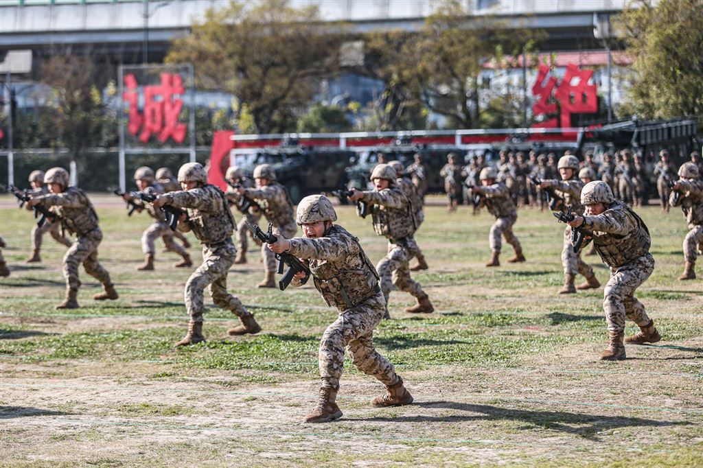 图片说明:官兵们正在进行刺杀训练