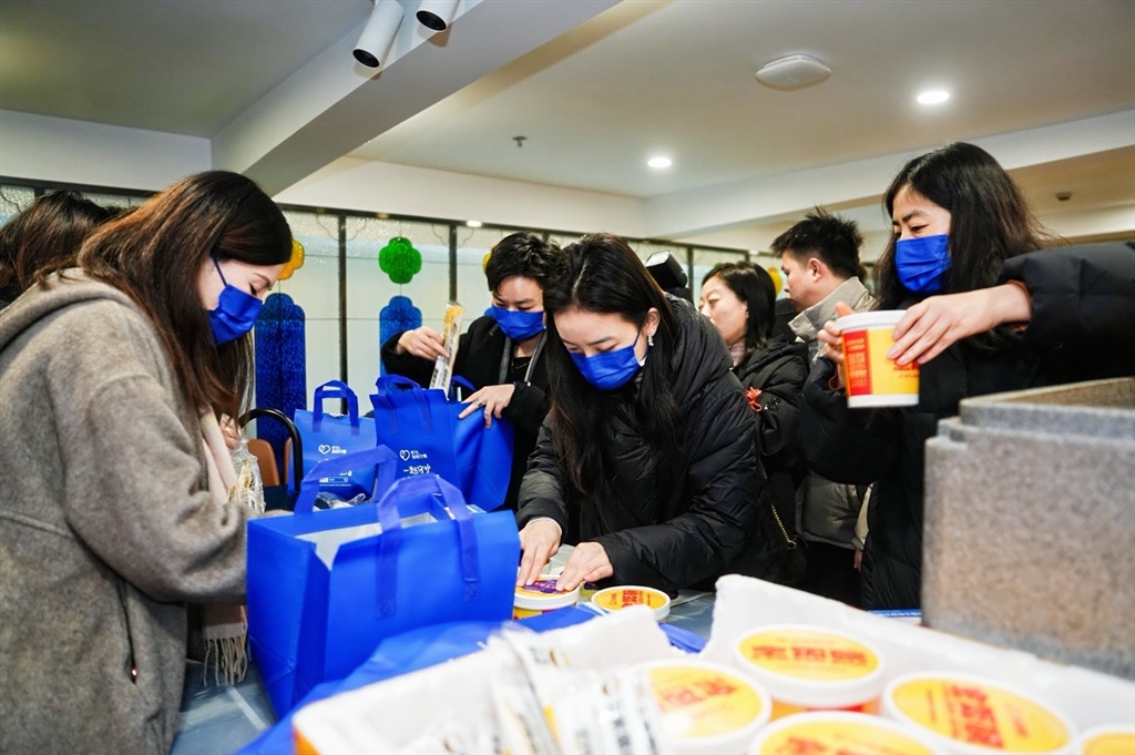 腊八节爱心粥点温热高龄白叟，三方互助启动社区“白叟送餐公益举措”