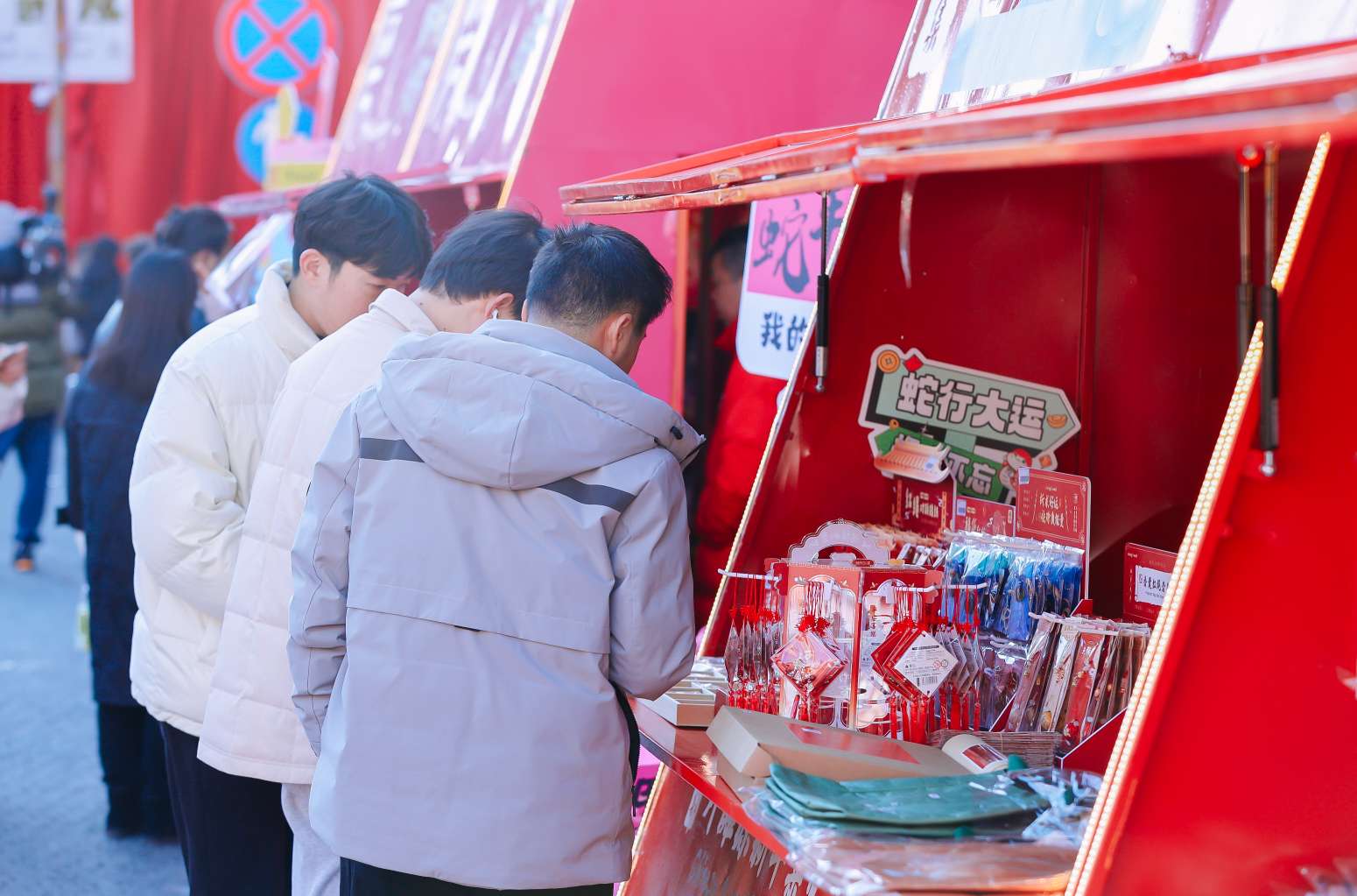 新年赶一场文明与浏览的暖闹集市 让书香飘满申城