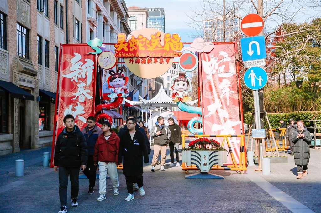 新年赶一场文明与浏览的暖闹集市 让书香飘满申城