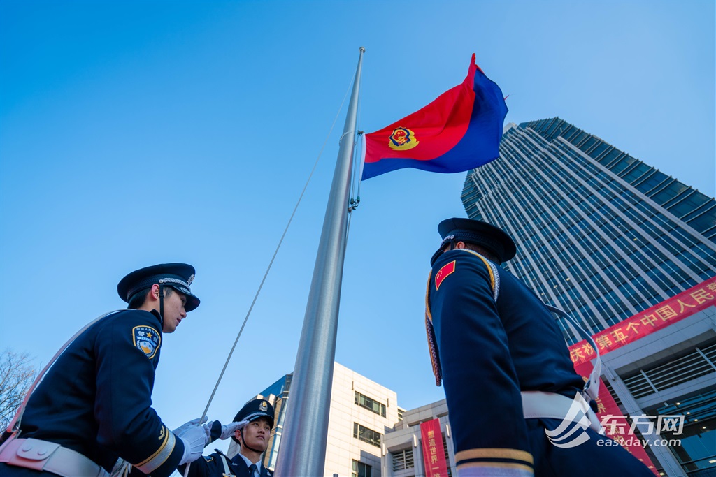 警旗飘扬！庆贺第五个“中国人平易近差人节”，上海公安举办升警旗典礼