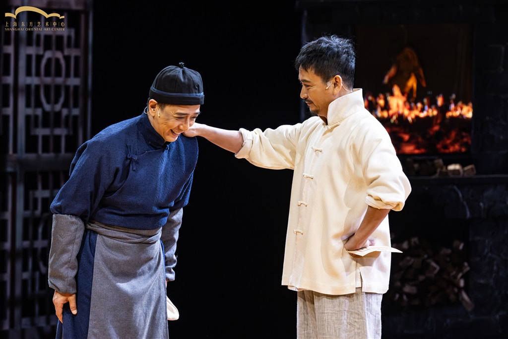 用“港式炉火”烧灼“京鸭真味 ” 香港话剧团《全国第一楼》沪上首演