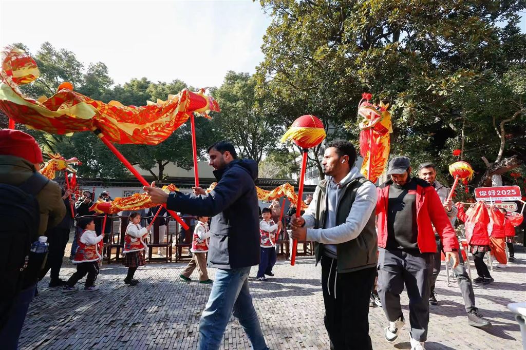 体验传统文明感知中国魅力！百名留学生与松江学子共迎新春