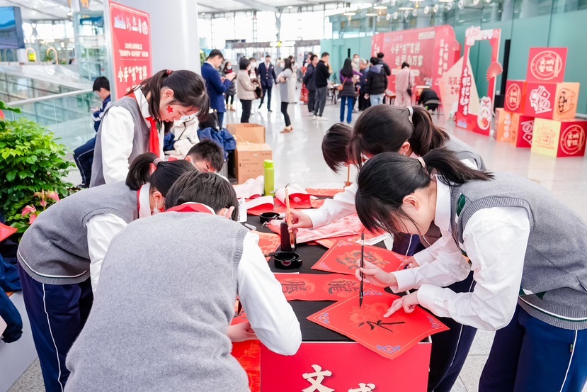 送福迎春热人心  2025年徐汇区百名中小学生笔墨迎春文化修身勾当启动