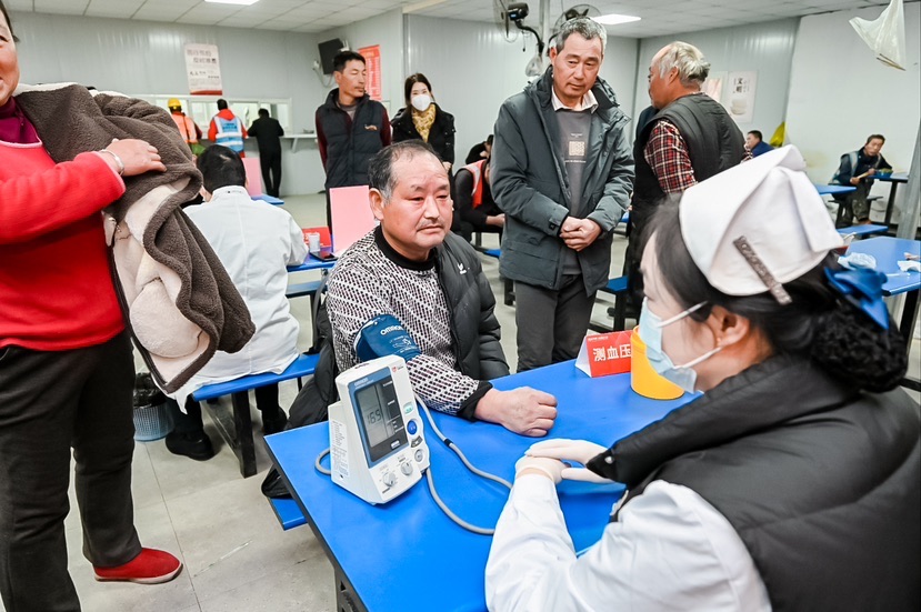 “我献血就是为了匡助有坚苦的人欢度春节！” 申城建设者挽袖捐暖血