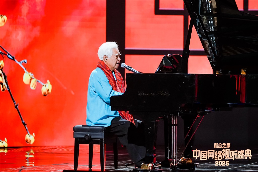 中国台湾民谣歌手胡德夫诗词弹唱