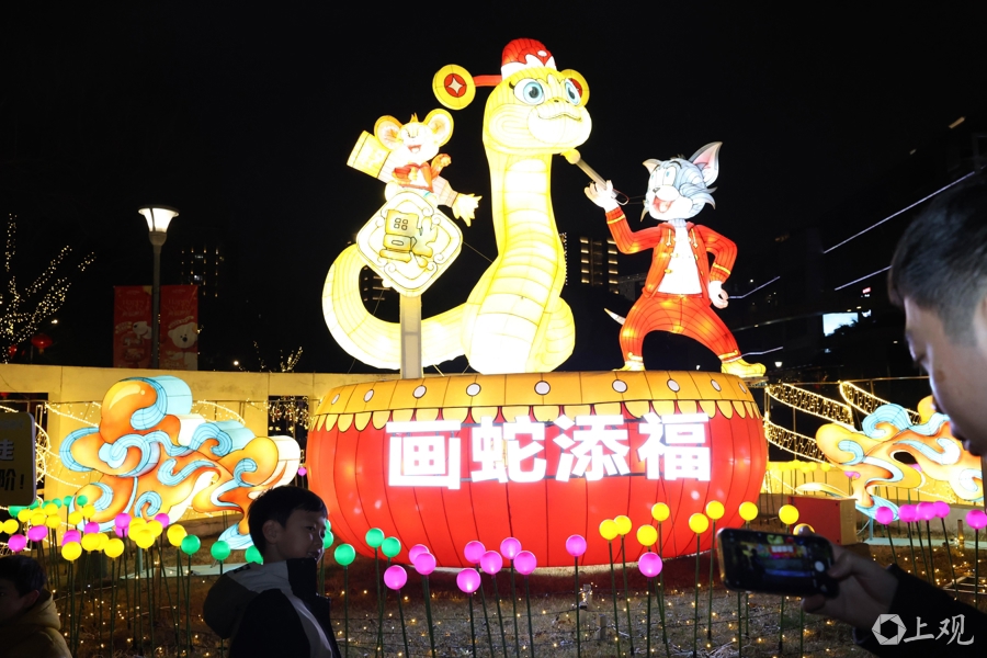 莘庄灯会首次与华纳兄弟探索集团经典IP“猫和老鼠”联动,以非遗彩灯的呈现形式,将独特的东方美学与国际级IP巧妙融合,让莘庄灯会走出国门,向世界展现多元艺术之美。