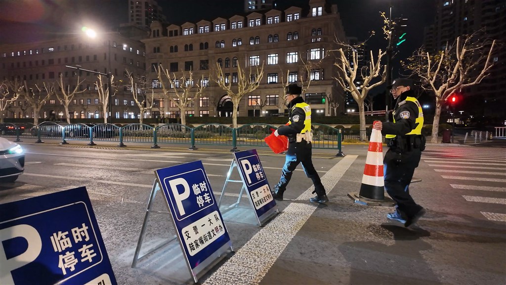 图说:民警土登旺扎和同事们对部分道路临时管控