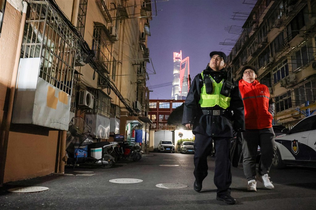 图说:民警土登旺扎和居委干部一起走访小区里的一些老人拜早年