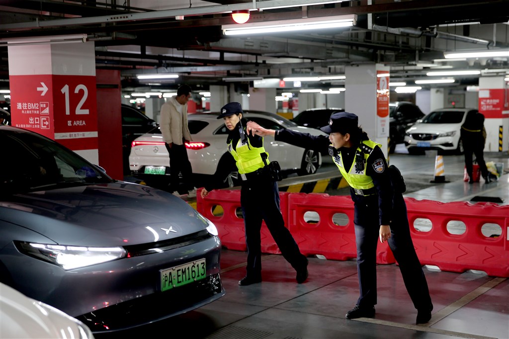 图说:闵行警方在停车场内疏导交通