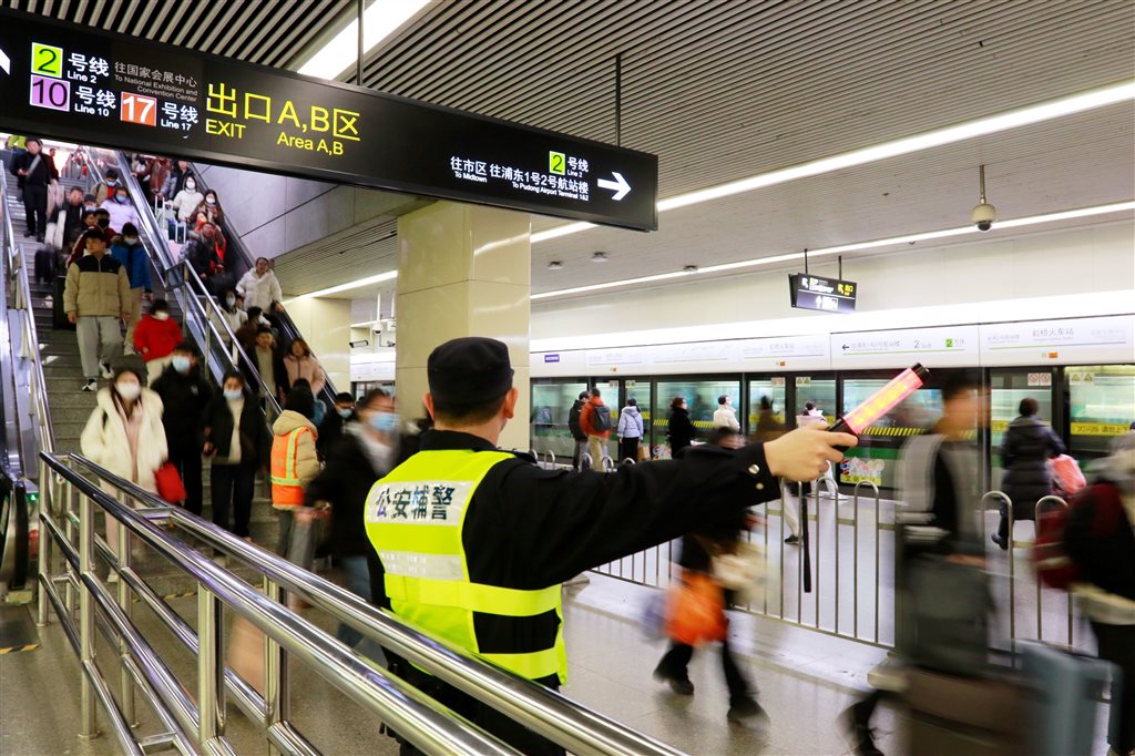 图说:轨交警方在地铁站内疏导客流