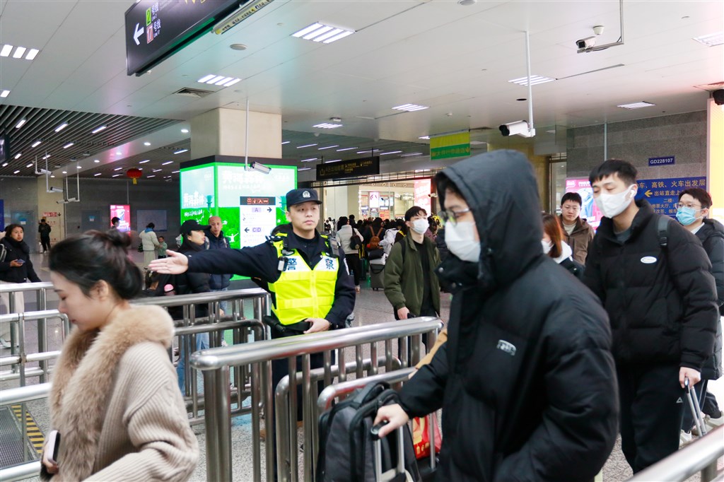 图说:轨交警方在虹桥火车站地铁口现场疏导客流