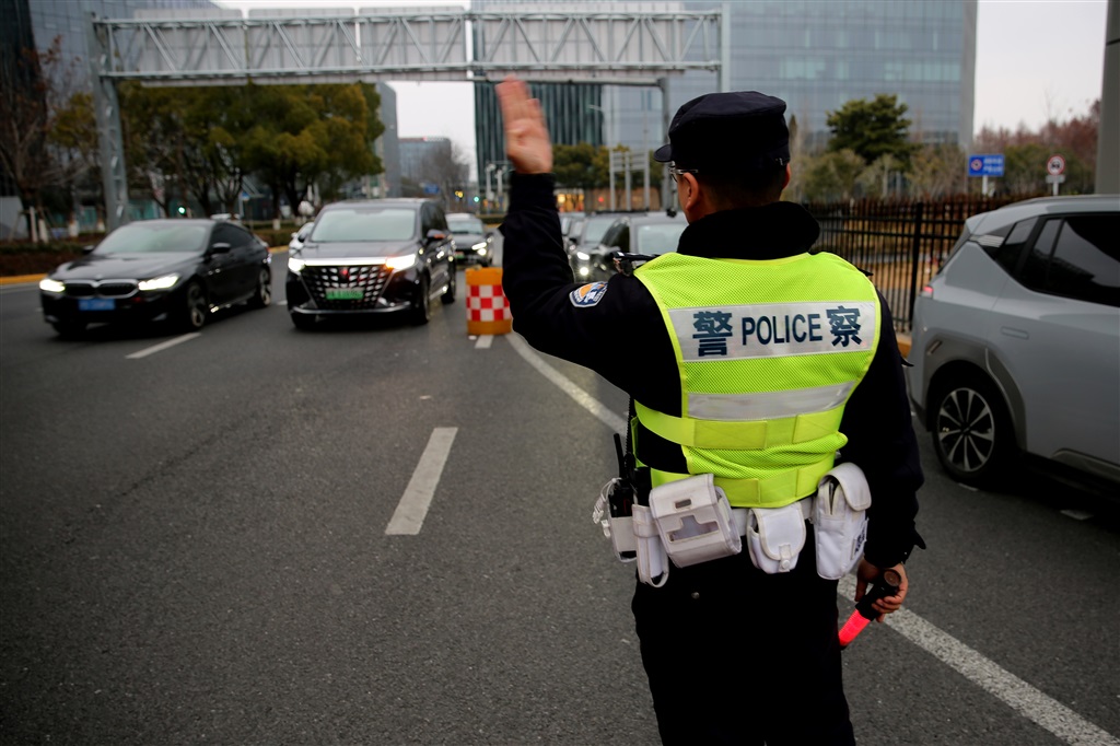 图说:闵行警方在虹桥枢纽现场疏导交通