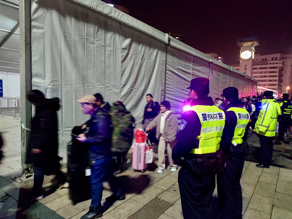 图说:静安警方在上海火车站开展人流疏导